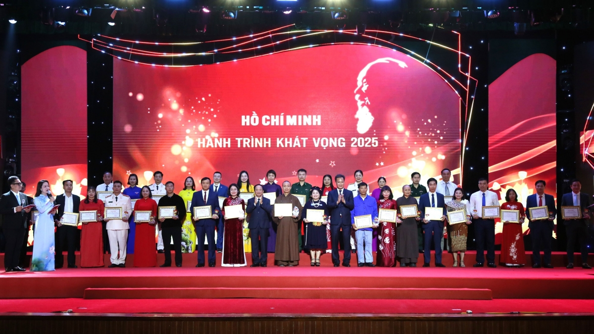 Trao giấy chứng nhận và biểu trưng cho các cá nhân tiêu biểu. Ảnh: Cổng TTĐT tỉnh Hưng Yên