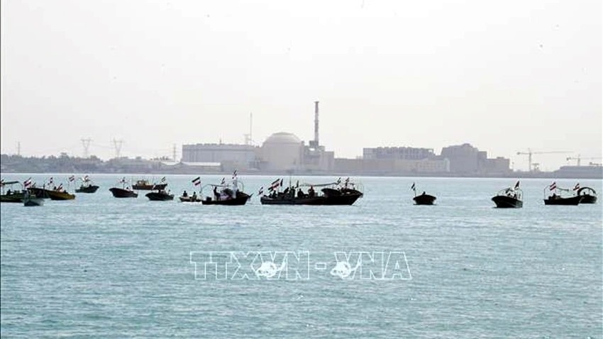 Tàu của Lực lượng Vệ binh Cách mạng Hồi giáo Iran (IRGC) di chuyển trên vịnh Persian ở gần Bushehr, Iran. (Ảnh tư liệu - minh họa: THX/TTXVN)