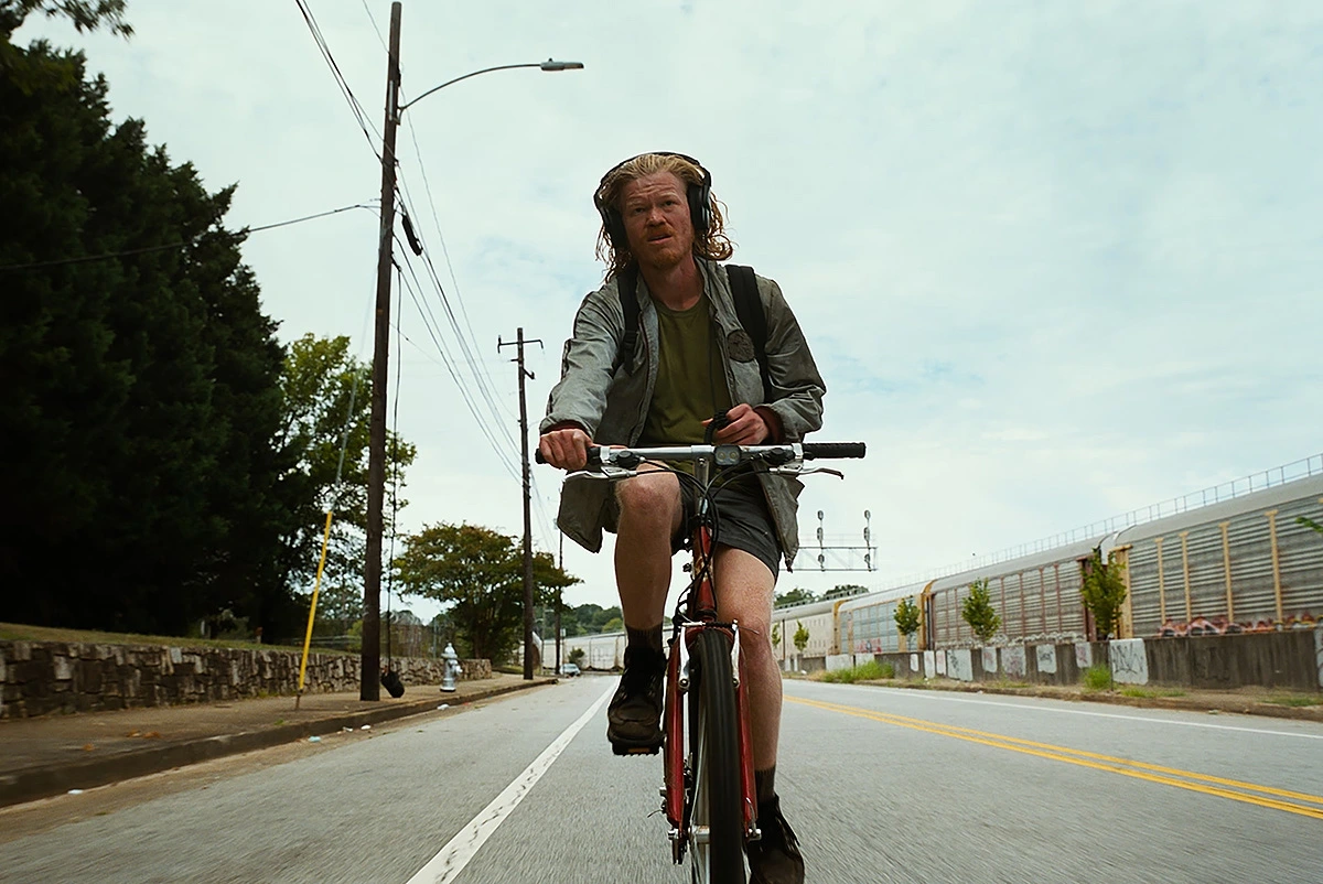 Jesse Plemons trong phim “Bugonia”. (Ảnh: Focus Features)