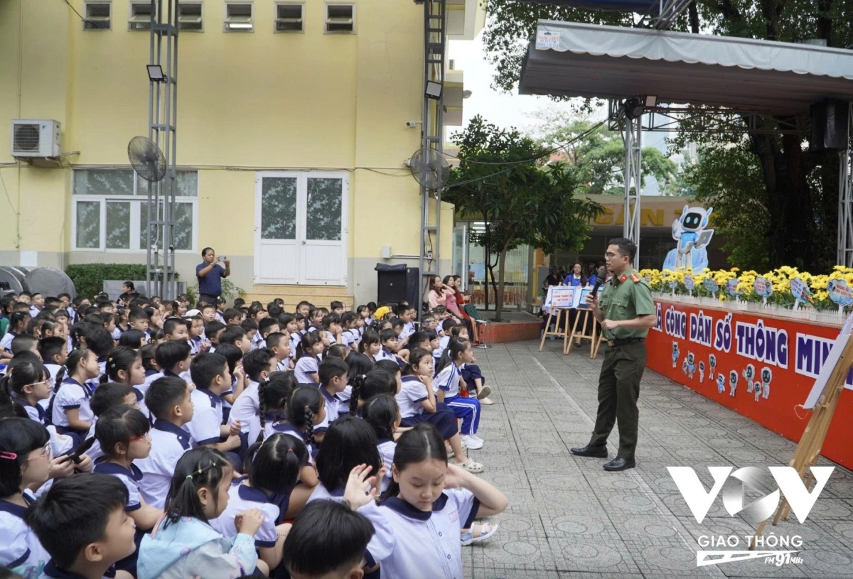 Đại úy Nguyễn Xuân Toàn - Cán bộ Phòng An ninh mạng và phòng, chống tội phạm sử dụng công nghệ cao Công an TP.HCM chia sẻ với học sinh trường Tiểu học Nguyễn Bỉnh Khiêm (Phường Sài Gòn)