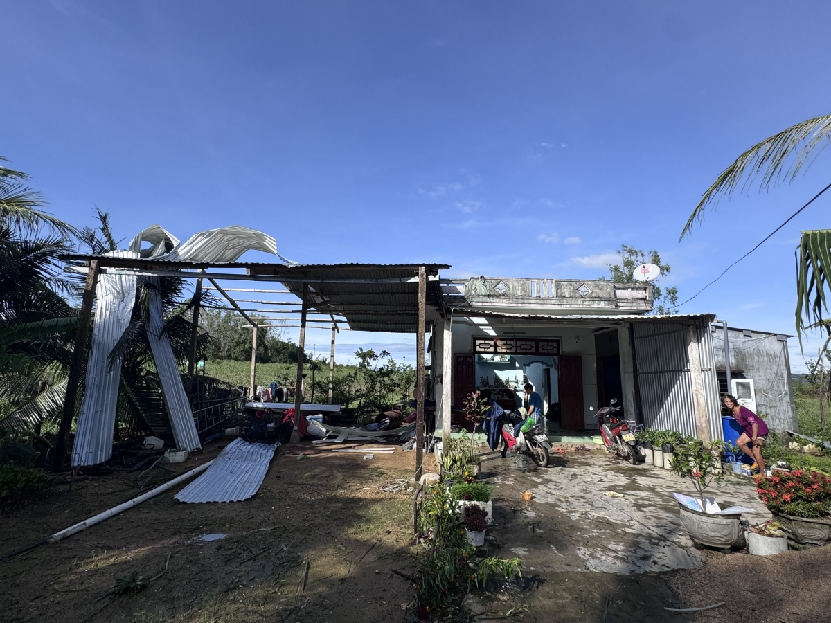 Căn nhà cấp 4 của bà Nguyễn Thị Sen ở xã Xuân Thọ bị bão số 13 thổi bay một phần mái, mái che ngoài sân thì bị bay 2/3.