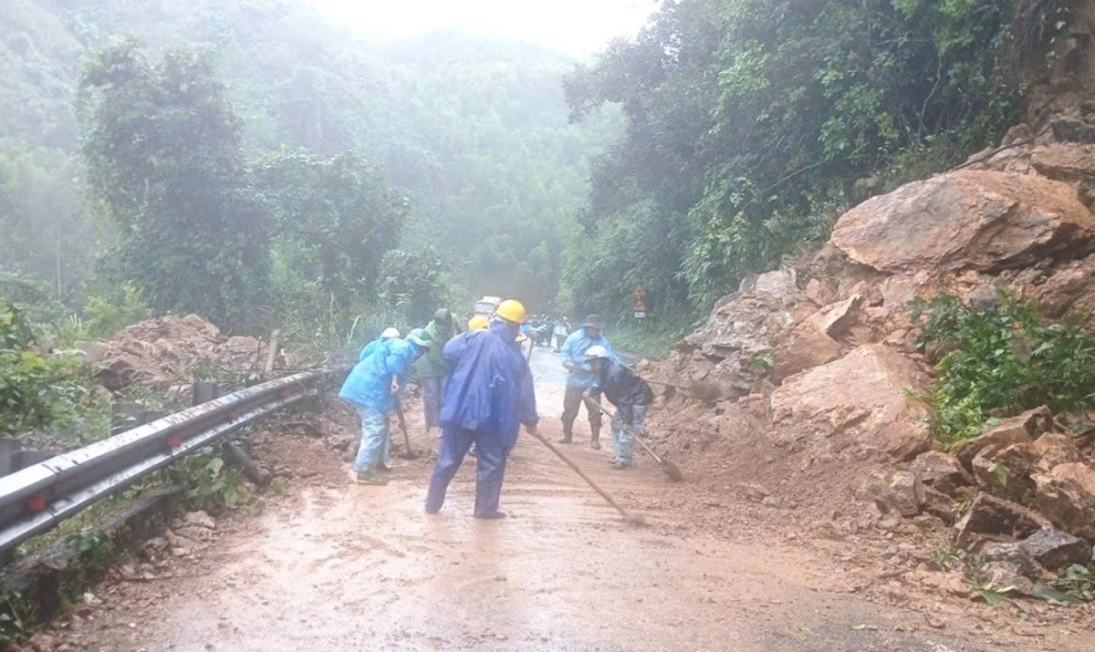 Khắc phục sạt lở đường Hồ Chí Minh qua xã A Lưới 1, thành phố Huế