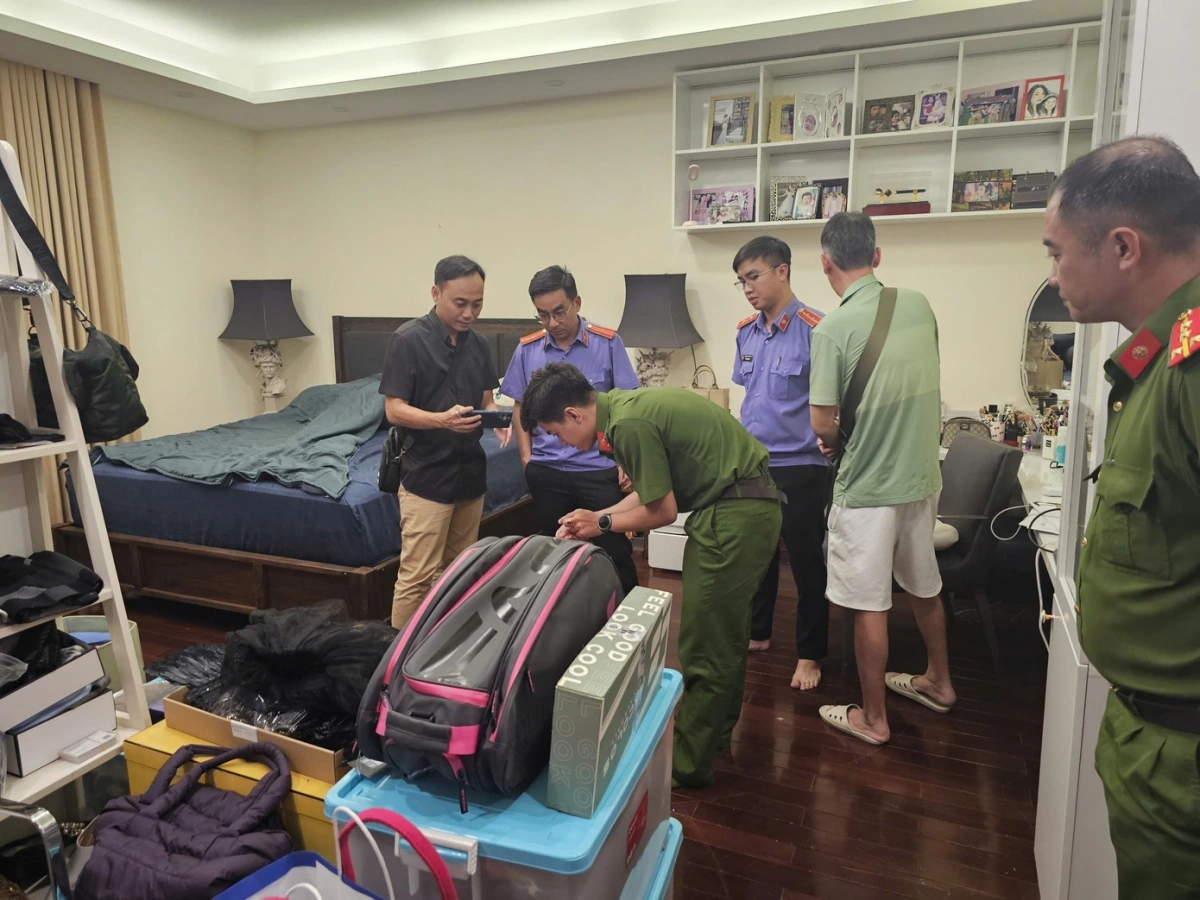 Hình ảnh cơ quan chức năng khám nhà Trương Ngọc Ánh