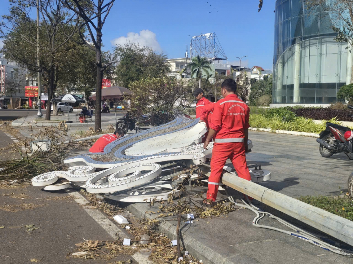 Lực lượng chức năng đang khắc phục sự cố về điện