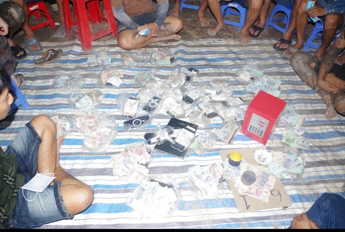 Khi lực lượng công an ập vào, hàng chục người đang say sưa sát phạt, trên chiếu bạc. (Ảnh: Q.A)