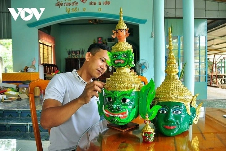 A young Khmer man learns to make hats and masks. (Photo: Thach Tra Vinh/VOV-Mekong Delta)