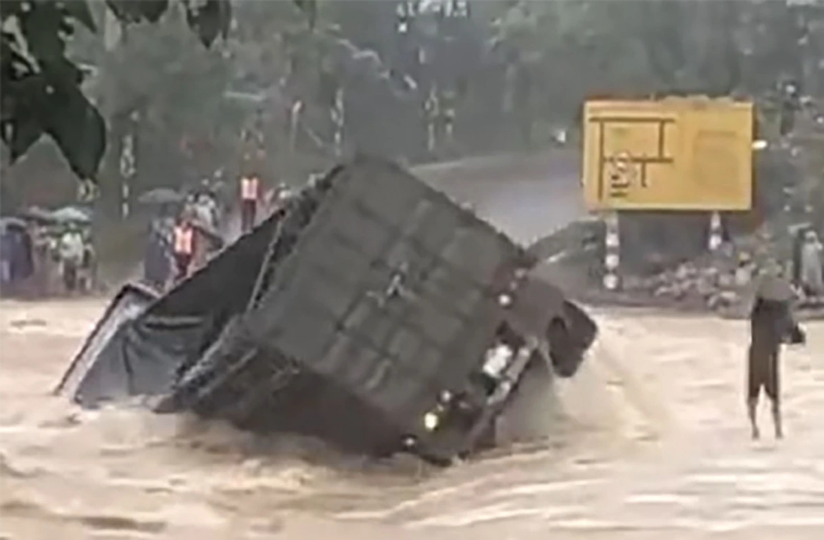 Khoảnh khắc tài xế nhảy khỏi xe và bị nước lũ cuốn trôi