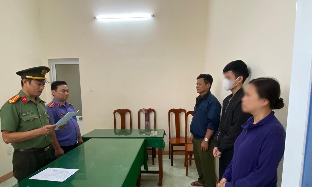 Cơ quan điều tra đọc lệnh khởi tố đối với đối tượng P. 