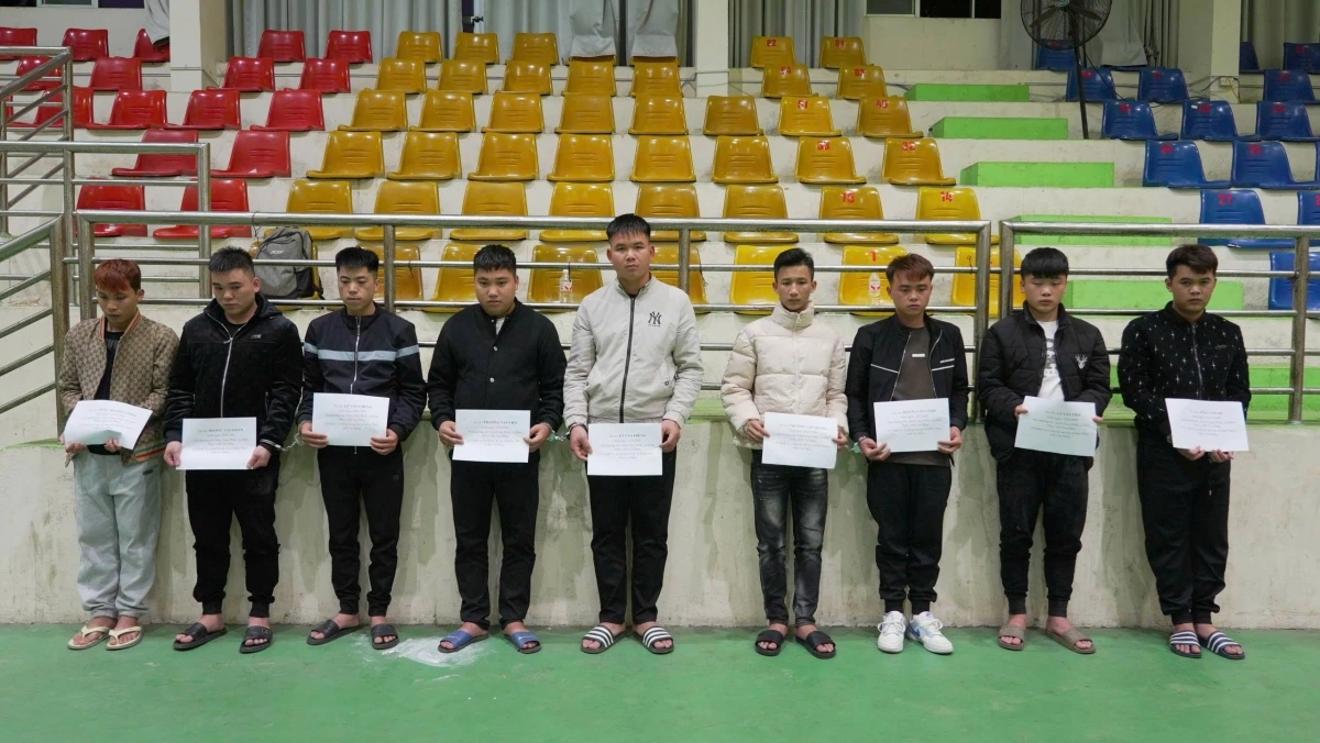 Các đối tượng của vụ án bị bắt tại cơ quan Công an. Ảnh Công an tỉnh Cao Bằng cung cấp.