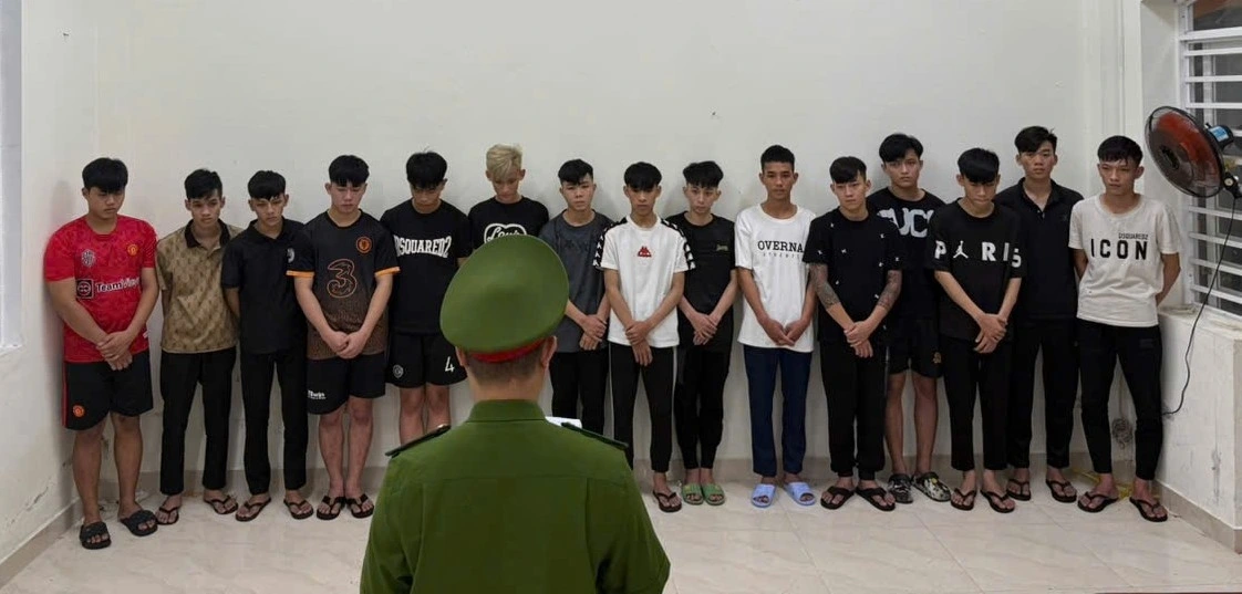 Cơ quan Cảnh sát điều tra Công an thành phố Đà Nẵng tống đạt các quyết định với 15 đối tượng.