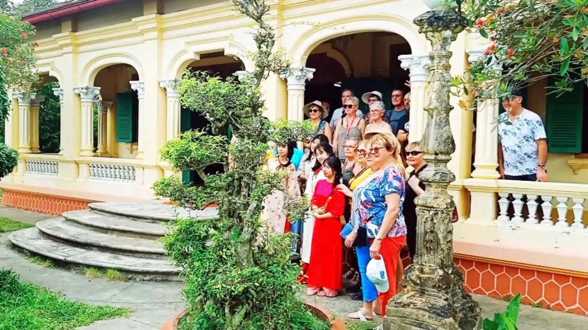 Du khách quốc tế đến tham quan khu Làng cổ Đông Hòa Hiệp