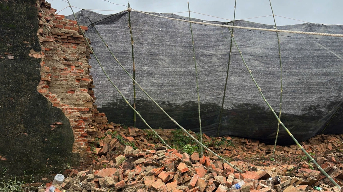 Đoạn tường Hoàng thành Huế bị mưa lũ kéo sập