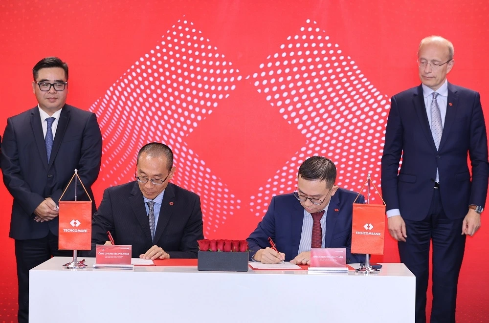 Ký kết Thỏa thuận hợp tác toàn diện giữa Techcom và Techcom Life.
