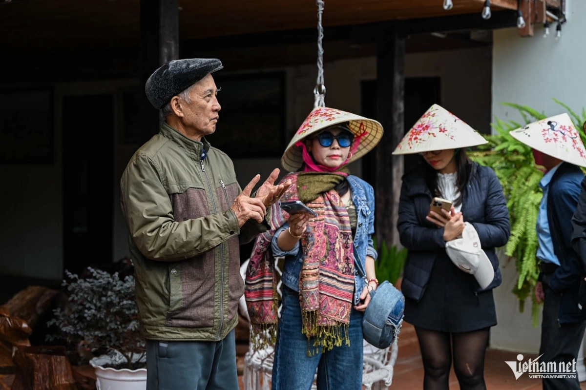 Ông Chài đón đoàn khách tới tham quan ngôi nhà sàn gần trăm tuổi.