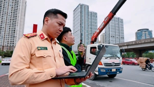 CSGT thu thập dữ liệu giao thông bằng camera AI điều chỉnh thời gian đèn xanh, đèn đỏ theo lưu lượng thực tế.