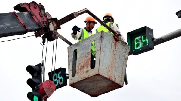 Trong thời gian triển khai thực hiện, hệ thống đèn đếm lùi tại một số nút giao sẽ tạm thời không hoạt động để phục vụ công tác nâng cấp, thay thế thiết bị điều khiển.