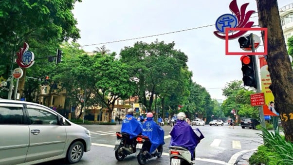 Người tham gia giao thông khi qua các nút giao mà không có đèn đếm lùi, cần tuân thủ nghiêm hiệu lệnh của đèn tín hiệu và hướng dẫn của lực lượng CSGT.