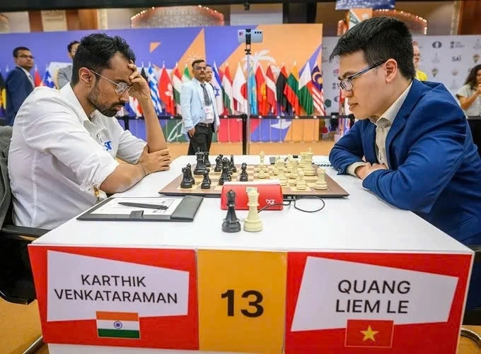 Vietnam's Le Quang Liem holds to a draw with India's Karthik Venkataraman in the first match at FIDE Chess World Cup’s Round 4 (Photo: FIDE)