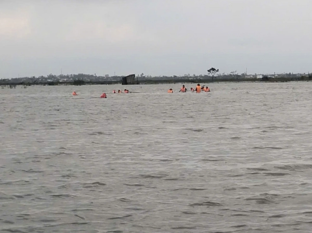 Lực lượng chức năng tìm kiếm người mất tích