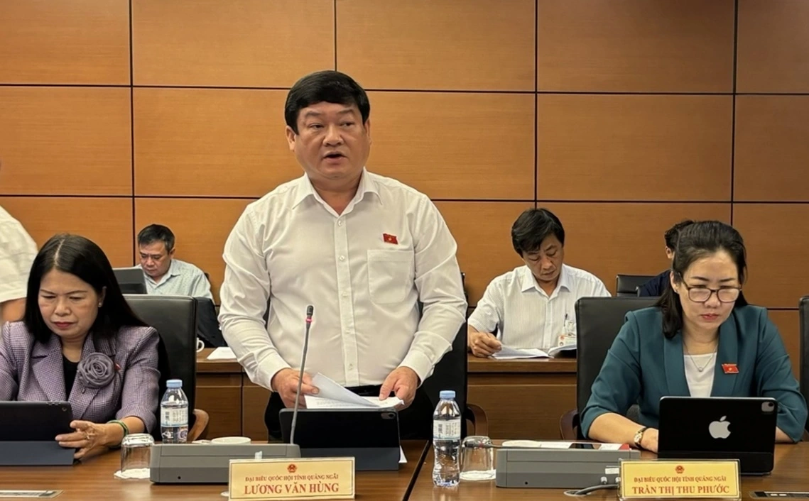 Đại biểu Lương Văn Hùng thảo luận tại tổ 12 vào sáng 5/11