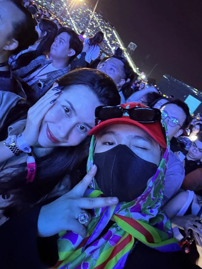 Lưu Hương Giang bất ngờ khi đi xem G-Dragon ngày thứ 2 gặp học trò Rhyder, 2 người vô tình mua vé ngồi cạnh nhau giữa 50 nghìn khán giả.