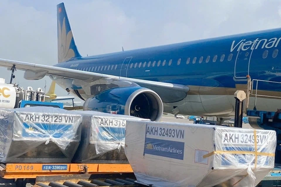 Vietnam Airlines vừa công bố ủng hộ 5,5 tỷ đồng hỗ trợ đồng bào các tỉnh miền Trung chịu ảnh hưởng nặng nề của bão lũ. Hãng cũng tổ chức vận chuyển miễn phí hàng hóa cứu trợ tới Huế và Đà Nẵng, kịp thời tiếp sức cho người dân vùng lũ.