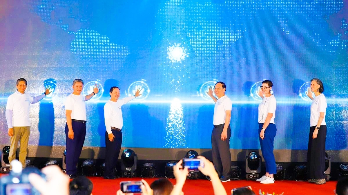 Các đại biểu thực hiện nghi lễ kết nối dữ liệu từ các thiết bị cảm biến không khí với hệ thống giám sát quốc gia