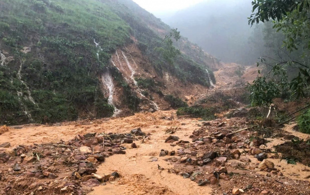 Một số khu vực ở xã Khe Tre, thành phố Huế sạt lở