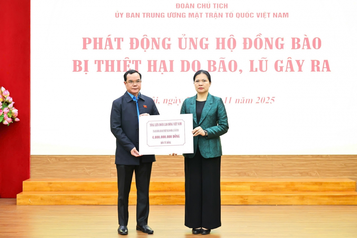 Bà Hà Thị Nga - Phó Chủ tịch Ủy ban Trung ương MTTQ Việt Nam tiếp nhận ủng hộ từ Tổng Liên đoàn lao động Việt Nam.