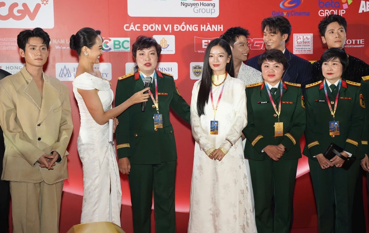 Đoàn phim "Mưa đỏ" tại thảm đỏ Liên hoan phim (ảnh: T.V)