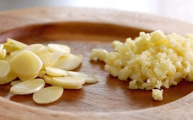 Bảo quản tỏi băm đúng cách không chỉ giúp giữ nguyên hương vị đặc trưng mà còn đảm bảo an toàn thực phẩm cho bữa ăn gia đình