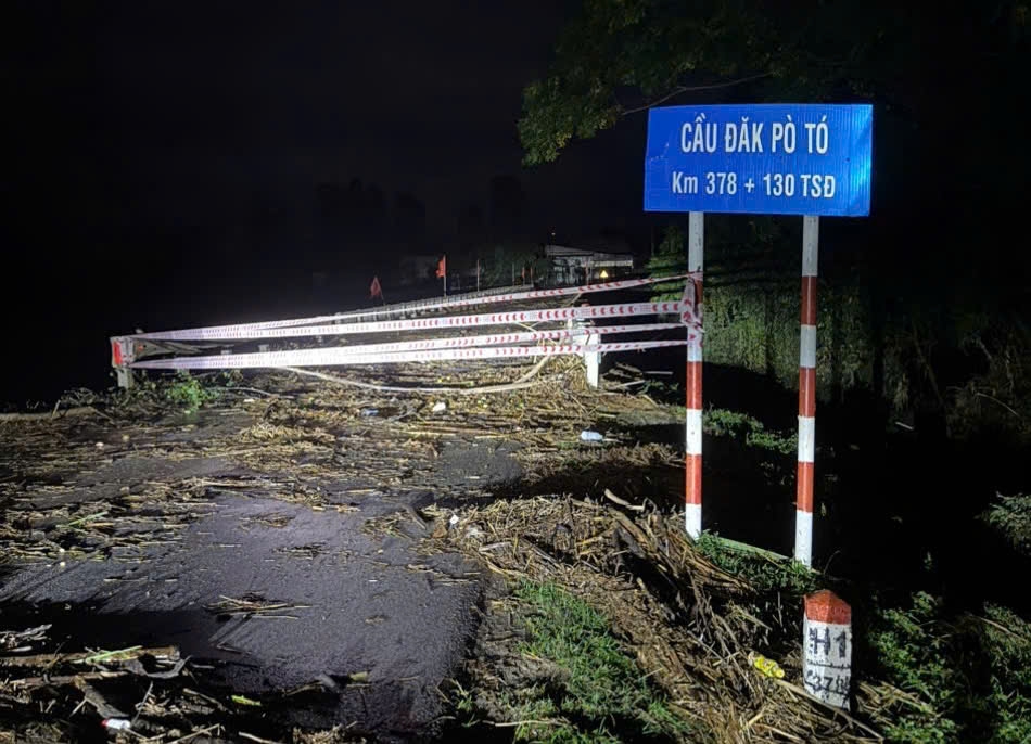 Hiện tại, một số đoạn đường vẫn đang bị chia cắt hoàn toàn do ngập nước: Cầu Đăk Pờ Tó (đường Trường Sơn Đông) mố M1 bị xói toàn bộ đường đầu cầu, hiện không thể lưu thông.