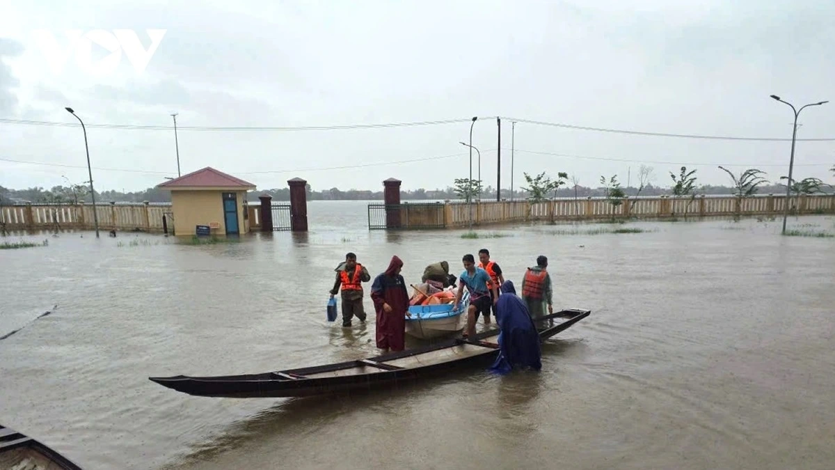 Huế thiệt hại lớn do mưa lũ.