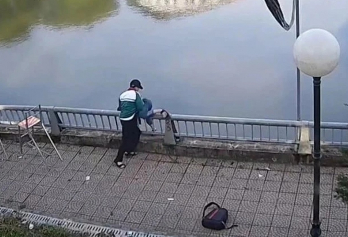 Hình ảnh nam sinh đánh bạn rồi bế, hất bạn của mình xuống hồ nước ở phường Yên Bái, tỉnh Lào Cai. Ảnh: Cắt từ clip