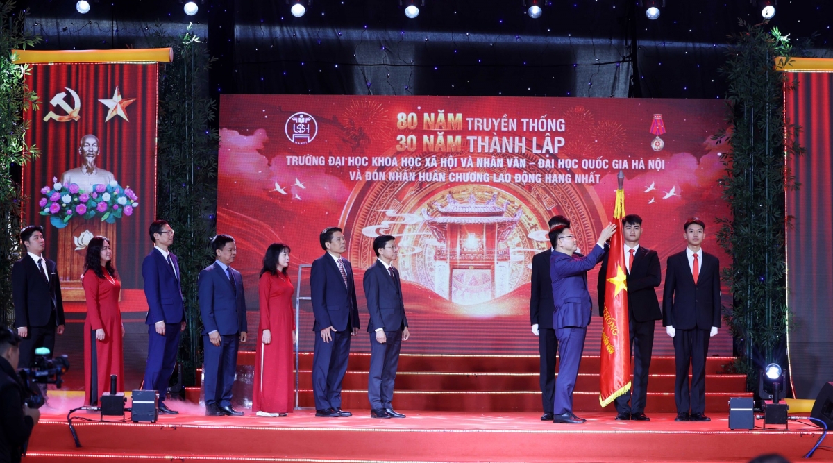 Phó Thủ tướng Lê Thành Long trao Huân chương Lao động hạng Nhất cho Trường Đại học Khoa học Xã hội và Nhân văn - Ảnh: VGP/Đức Tuân