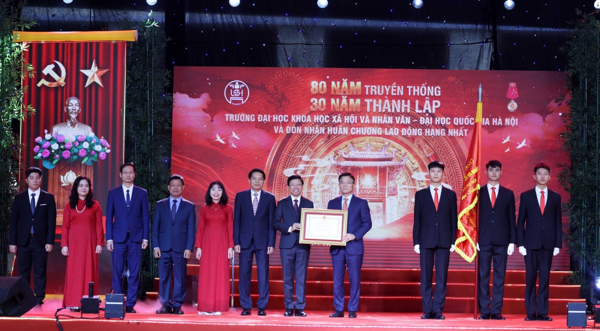 Phó Thủ tướng Lê Thành Long trao Huân chương Lao động hạng Nhất cho Trường Đại học Khoa học Xã hội và Nhân văn - Ảnh: VGP/Đức Tuân