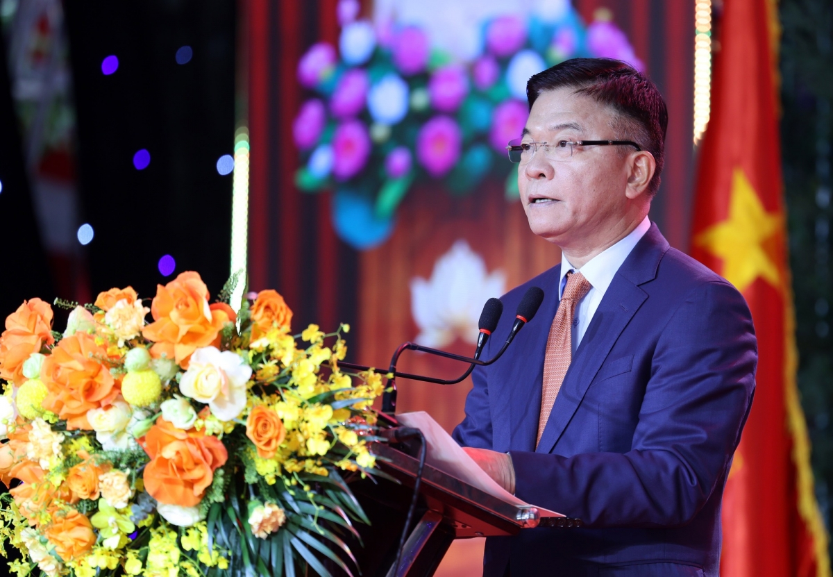 Phó Thủ tướng Lê Thành Long chúc mừng Nhà trường về những thành tựu quan trọng đạt được - Ảnh: VGP/Đức Tuân