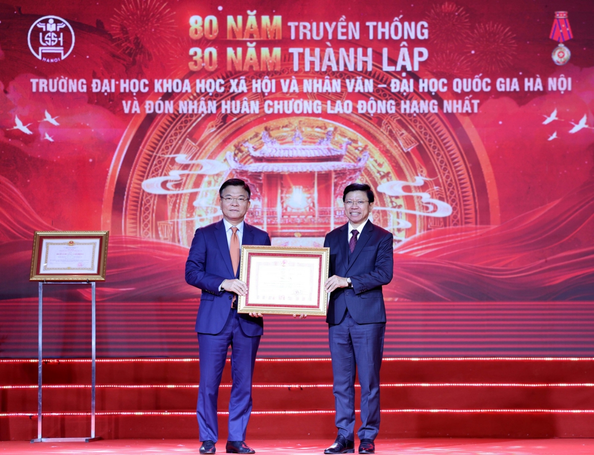 Phó Thủ tướng Lê Thành Long trao Bằng khen của Thủ tướng Chính phủ cho GS.TS Hoàng Anh Tuấn, Hiệu trưởng Nhà trường - Ảnh: VGP/Đức Tuân