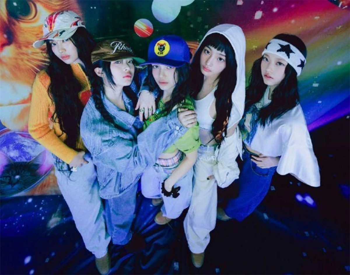 Các thành viên NewJeans trở lại ADOR khi ngày càng có nhiều câu hỏi về tương lai của nhóm. (Ảnh: ADOR)