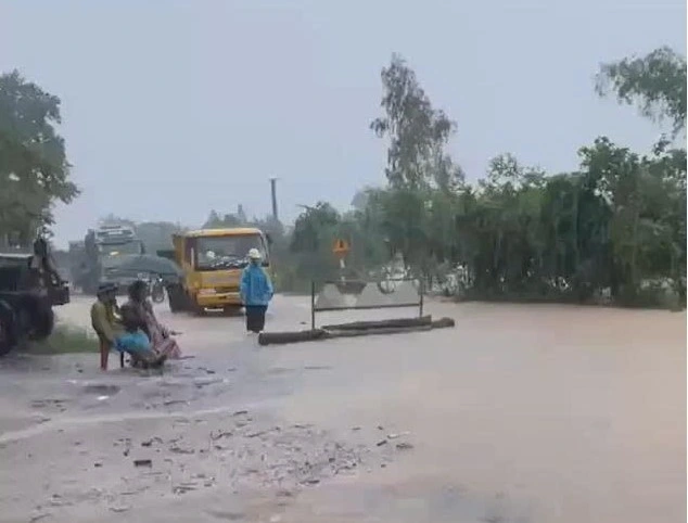 Quốc lộ 29 ngập sâu 1 mét, giao thông Buôn Ma Thuột - Tuy Hòa bị chia cắt