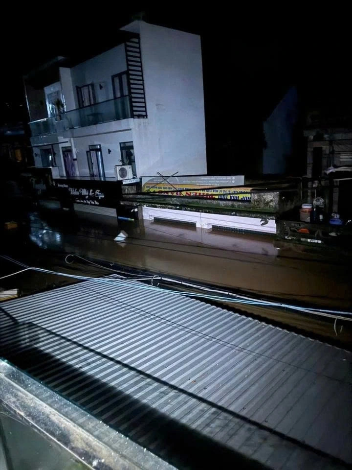 Nhiều gia đình chìm trong biển nước