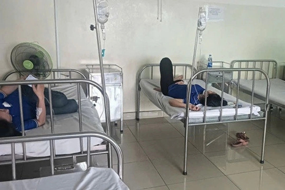 Nhiều công nhân nghi bị ngộ độc sau bữa trưa tại dùng cơm trưa tại một doanh nghiệp trên địa bàn phường Đông Hưng Thuận (TPHCM). (Nguồn ảnh: VietNamnet)