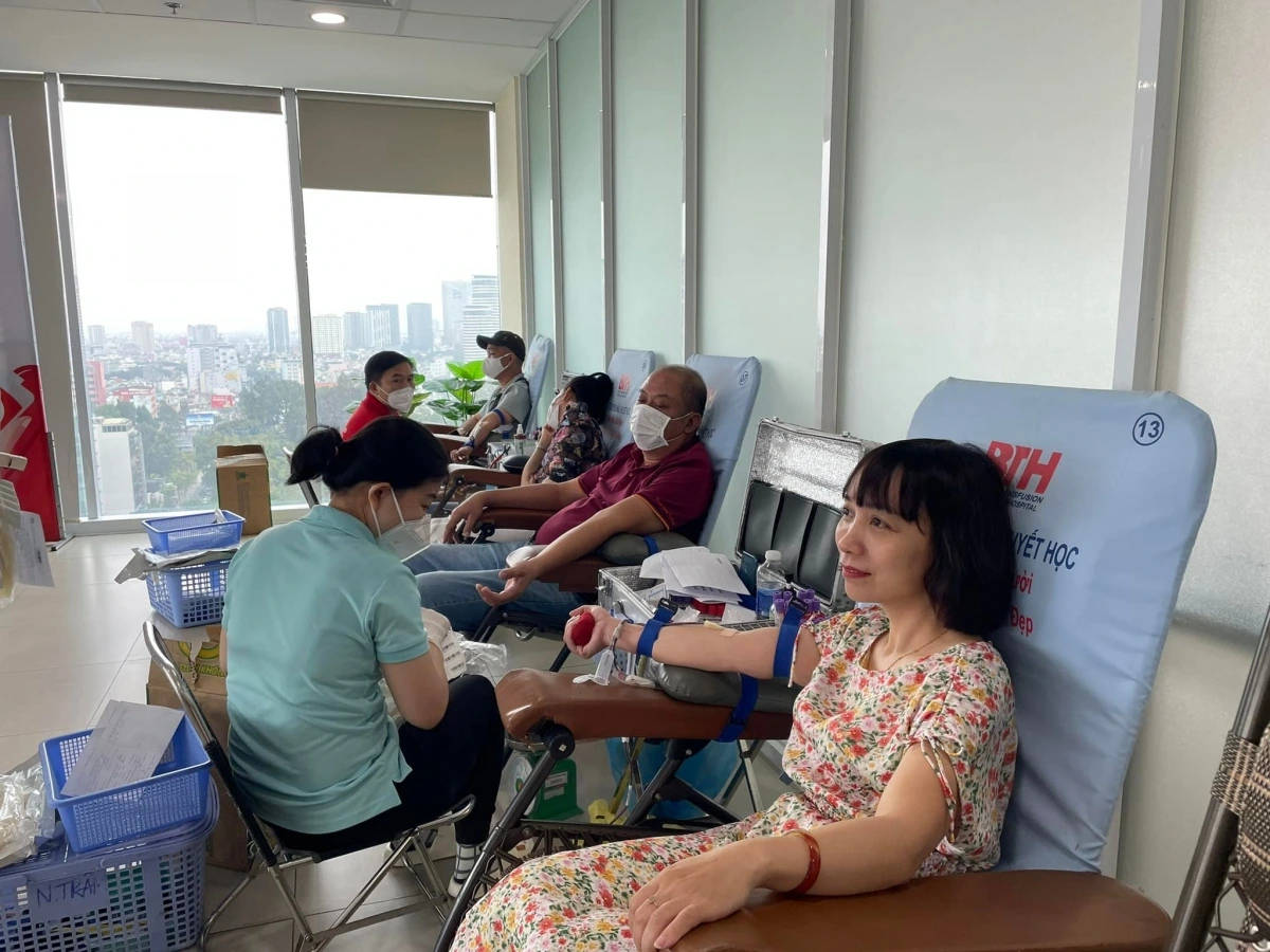 Ngoài các điểm cố định, các cá nhân tập thể có thể liên hệ các đơn vị để được đến tận nơi lấy máu (Ảnh: VOVTP.HCM)