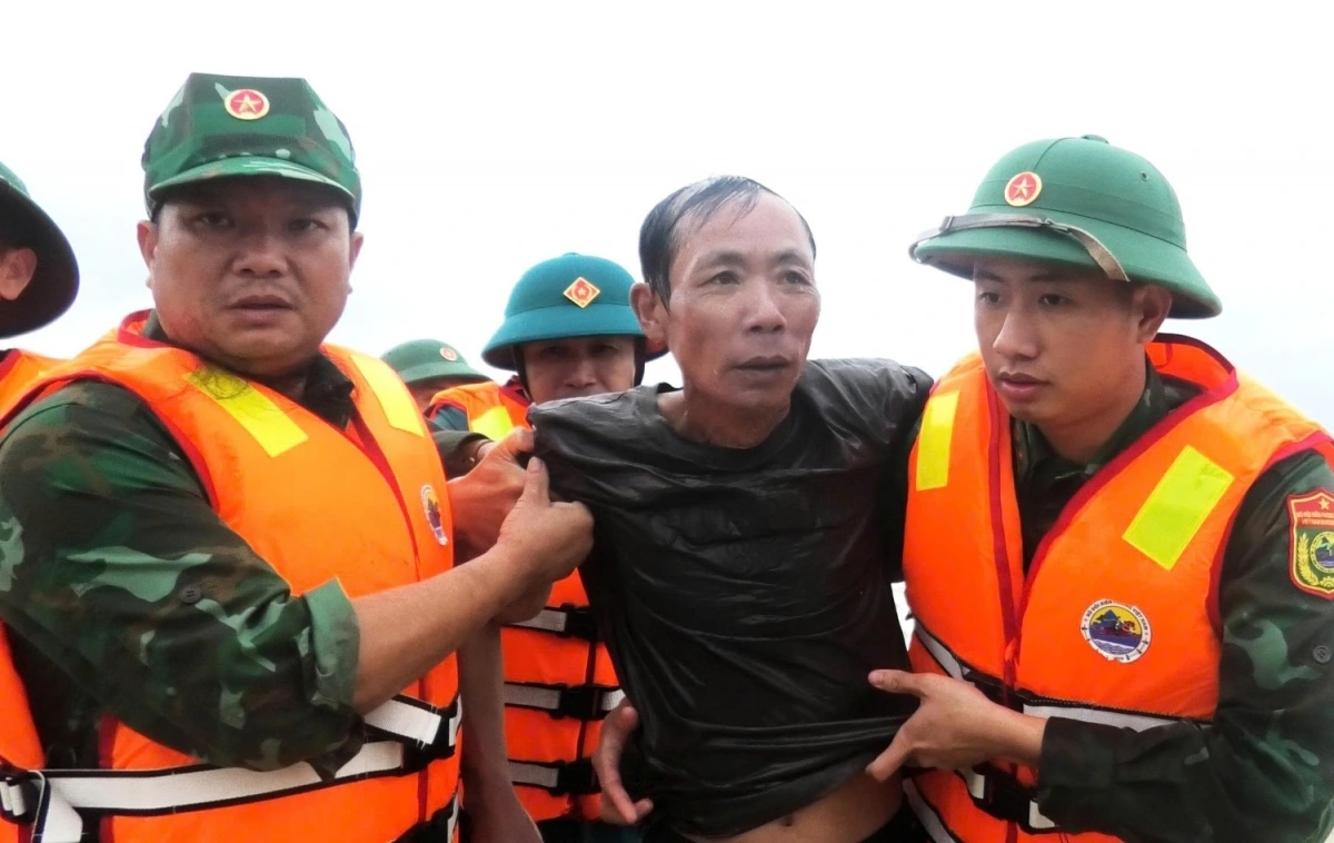 Ngư dân được lực lượng chức năng đưa vào bờ an toàn