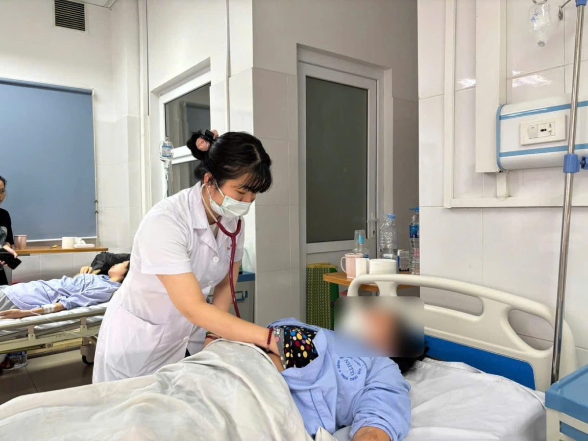 Bác sĩ khuyến cáo: người dân khi xuất hiện các dấu hiệu như ngứa nhiều, sẩn đỏ, bong da, nứt nẻ hay chảy dịch cần đi khám sớm để được chẩn đoán đúng và điều trị kịp thời. (Ảnh: BVCC)