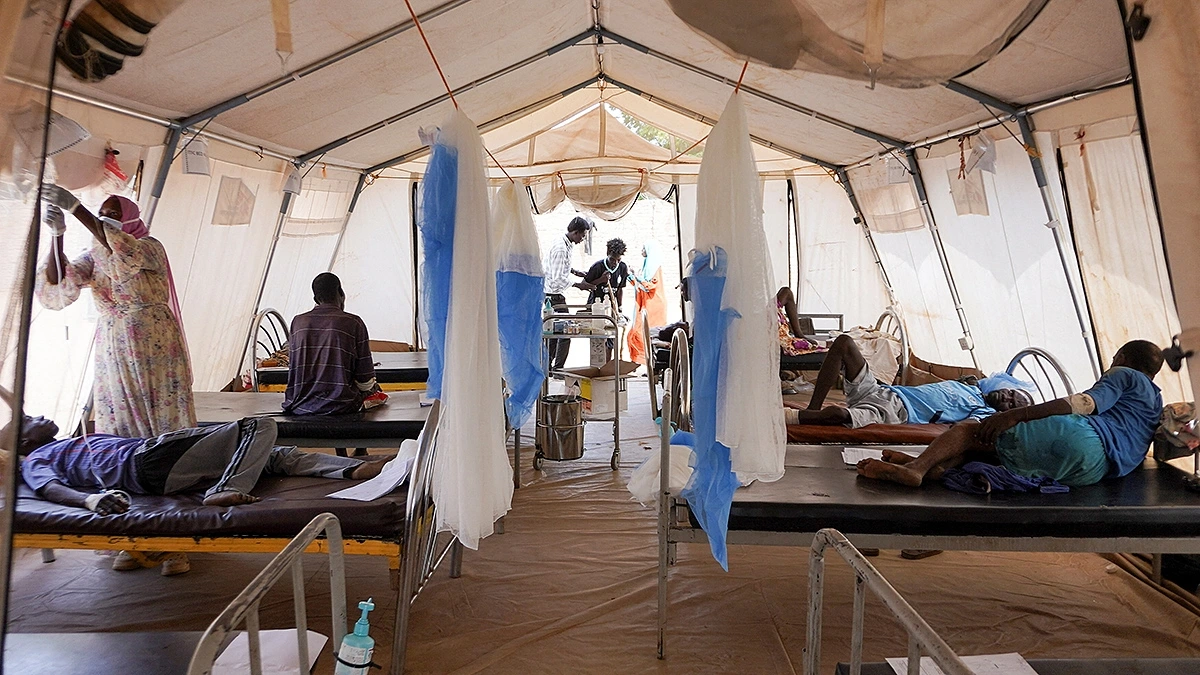 Người Sudan bị thương và di dời đang chạy trốn khỏi bạo lực ở al-Fashir và được điều trị bởi Bác sĩ không biên giới (MSF) tại Tawila. (Ảnh: Reuters)