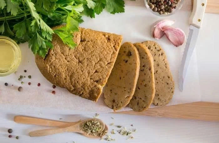 Seitan - món thịt thuần chay thái lát với gia vị. (Ảnh: iStock)