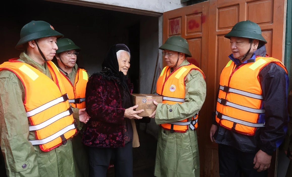 Ông Nguyễn Duy Lâm, Bí thư Tỉnh ủy Hà Tĩnh động viên bà con vùng lũ xã Cẩm Duệ vượt qua khó khăn. (ảnh VĐ)