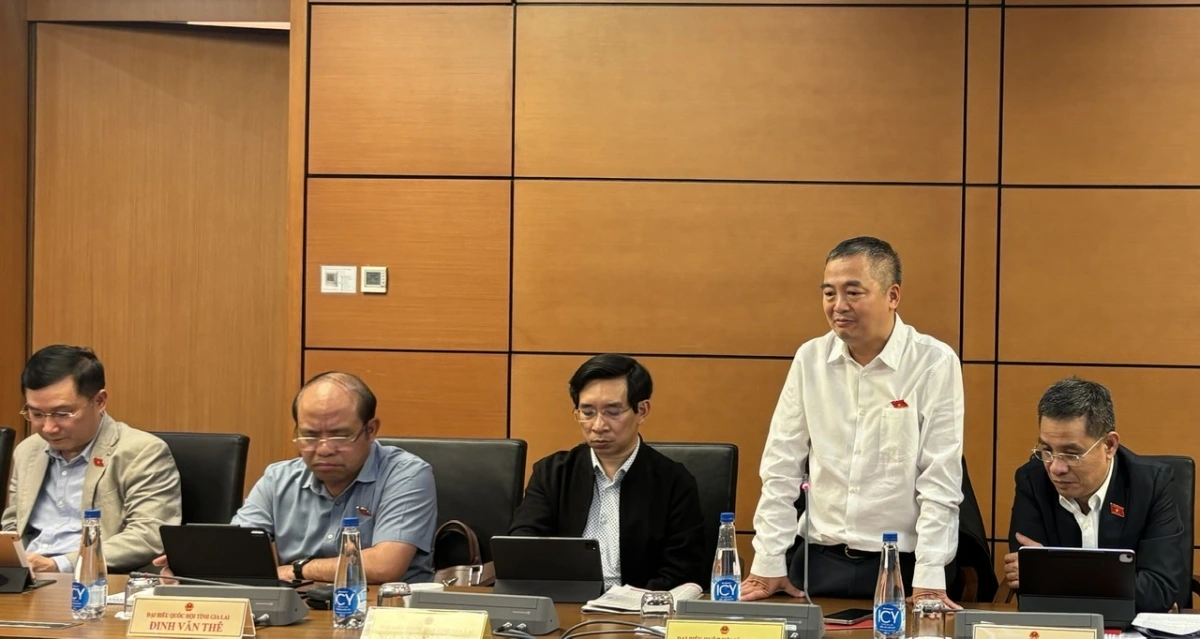 Đại biểu Nguyễn Lân Hiếu góp ý về vấn đề chăm sóc sức khỏe cho người dân.