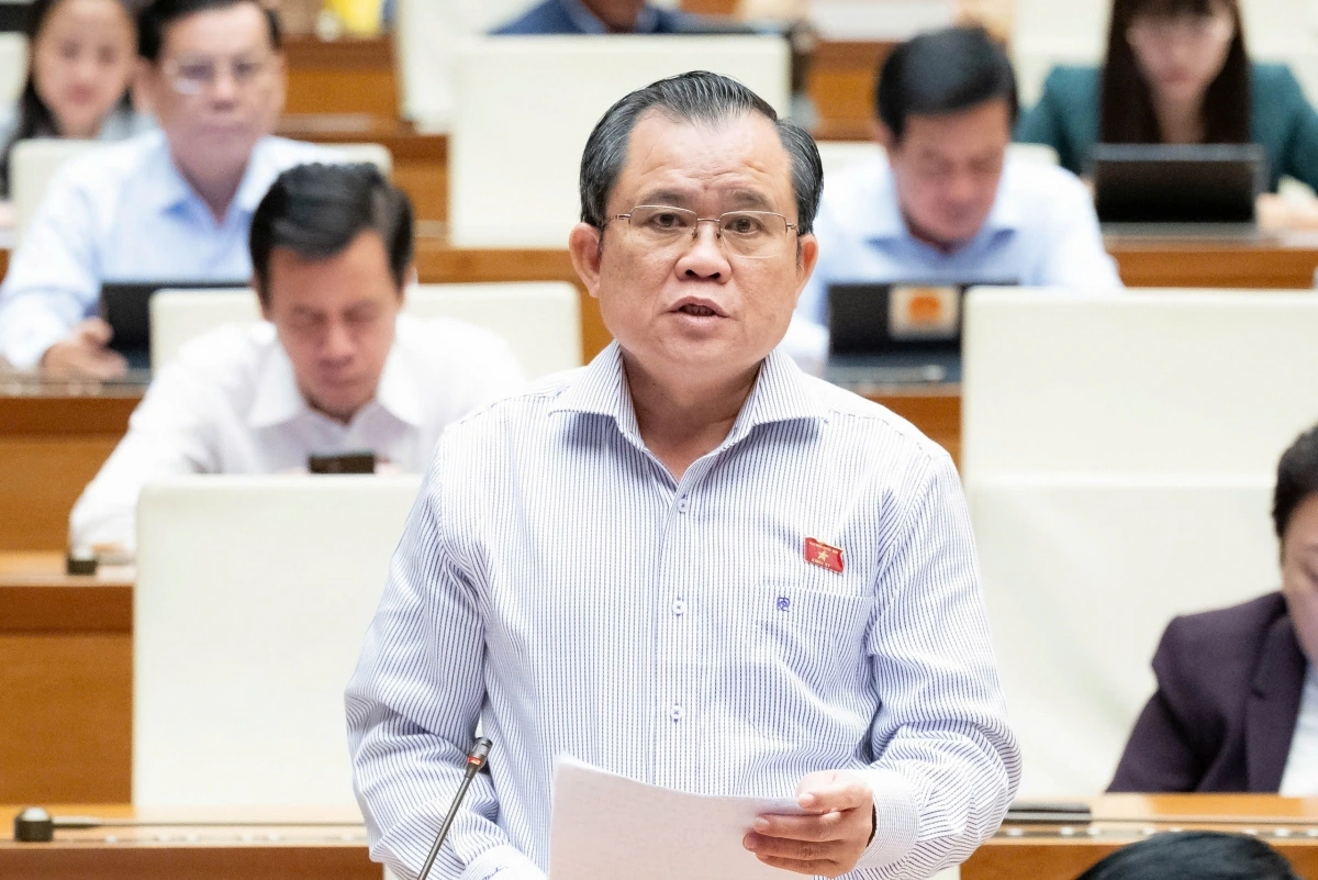 Đại biểu Nguyễn Tâm Hùng (đoàn TP.HCM) nhấn mạnh về quyền của người bị tạm giữ, tạm giam (Ảnh: Quốc hội)